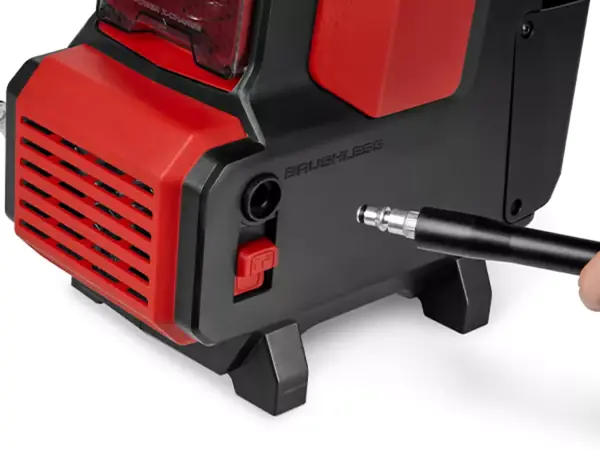 Detailní pohled na systém Quick-Couple na aku tlakovém čističi Einhell HYPRESSO 36/105 pro rychlé připojení hadice.