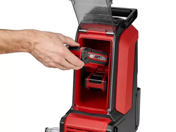 Ruka vkládá baterii do bateriového prostoru aku tlakového čističe Einhell HYPRESSO 36/105.