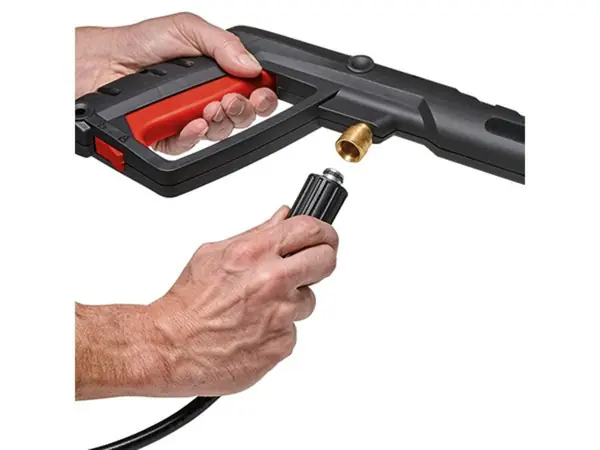 Detailní záběr ruky uživatele při připojování vysokotlaké hadice k pistoli vysokotlakého čističe Einhell TE-HP 170.