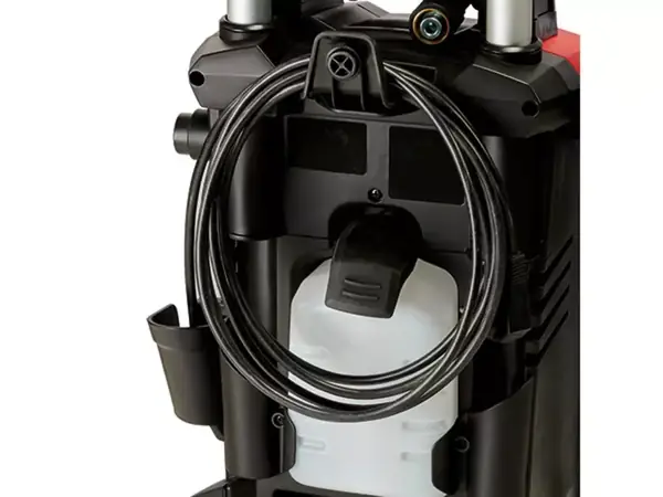 Spodní část vysokotlakého čističe Einhell TE-HP 170 s integrovanou nádrží na čisticí prostředek a hákem pro navinutí kabelu.