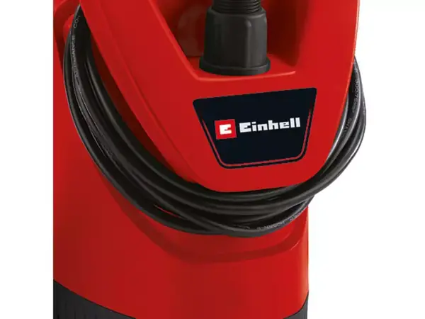 Navíjení kabelu na zadní straně sudového čerpadla Einhell GE-SP 3546 RB s navinutým napájecím kabelem.