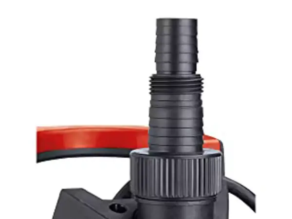 Detail univerzální přípojky kalového čerpadla Einhell GE-DP 3925 ECO s několika hadicovými adaptéry.