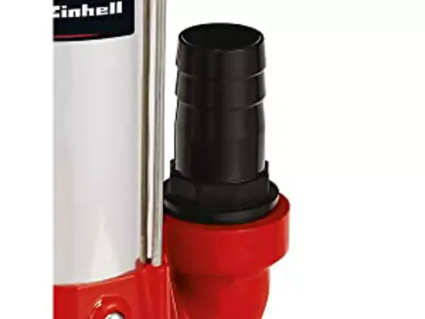 Připojení hadice čerpadla na znečištěnou vodu Einhell GC-DP 1340 G s černým závitovým napojením na horním okraji čerpadla.