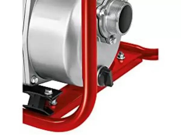 Oblast připojení benzinového vodního čerpadla Einhell GE-PW 46 s viditelnou hadicovou přípojkou a pevným kovovým rámem.