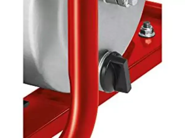 Detailní záběr na vypouštěcí šroub vody na spodní straně těla benzinového vodního čerpadla Einhell GE-PW 46.