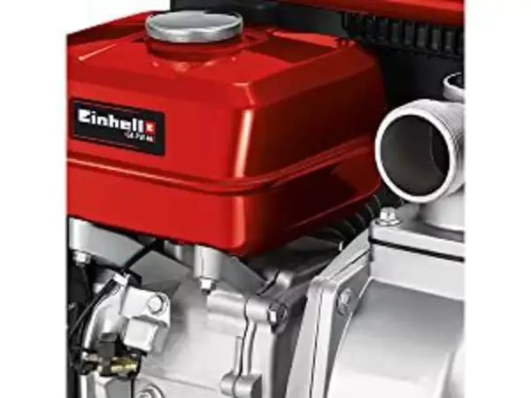 Pohled shora na motor benzinového vodního čerpadla Einhell GE-PW 46 s červeným víčkem nádrže a logem Einhell.