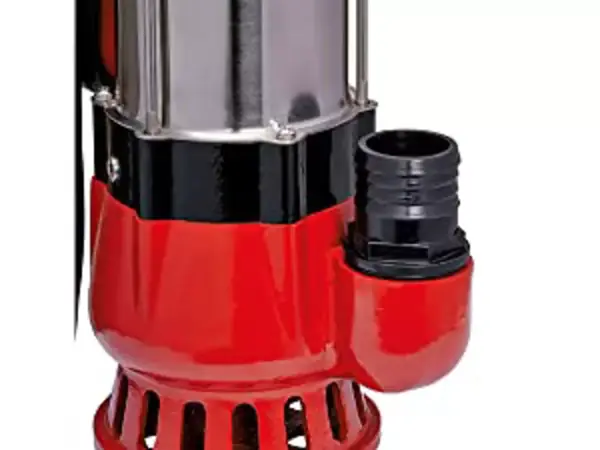 Boční pohled na připojení hadice čerpadla na znečištěnou vodu Einhell GC-DP 5010 G s červeným krytem.