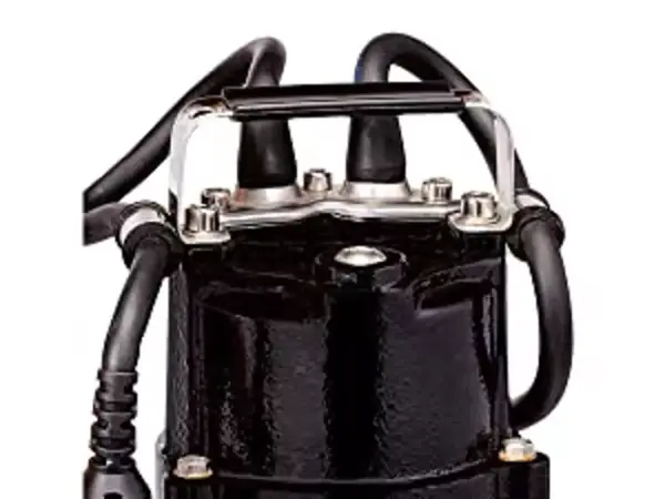 Horní pohled na čerpadlo na znečištěnou vodu Einhell GC-DP 5010 G se dvěma kovovými držadly a připojením kabelu.