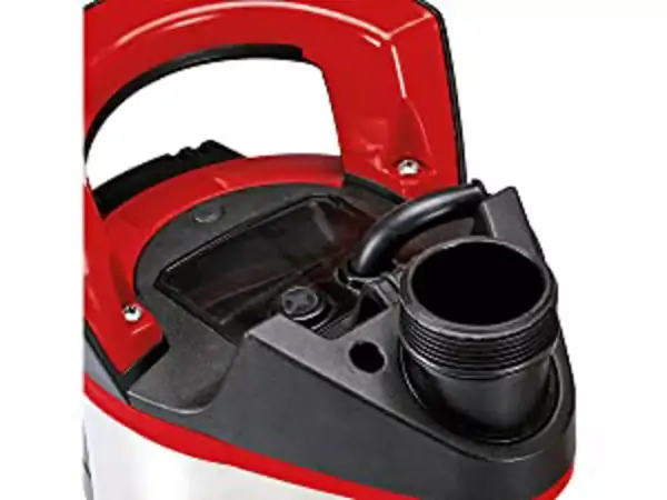 Detail univerzálnej prípojky čerpadla na čistú vodu Einhell GE-SP 4390 N-A LL ECO s červeným krytom rukoväte.