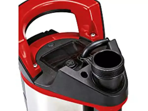 Nahaufnahme des Universal-Anschlusses der Einhell Schmutzwasserpumpe GE-DP 7935 N-A ECO mit rotem Tragegriff.