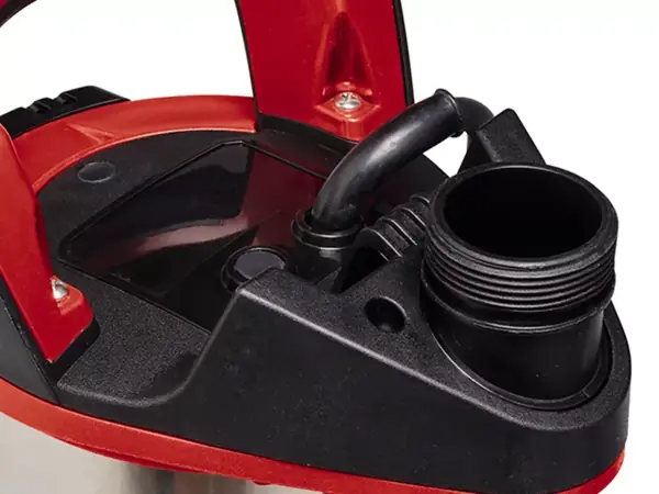 Detailní pohled na univerzální přípojku kalového čerpadla Einhell GE-DP 7935 N-A LL ECO s červeným madlem.