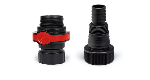 Dva adaptéry: Quick-Connector a univerzální adaptér kalového čerpadla Einhell GE-DP 7935 N-A LL ECO na bílém pozadí.