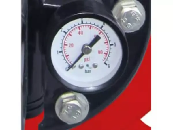 Detail integrovaného tlakového spínače domácí vodárny Einhell GC-WW 6038 Set s analogovým ukazatelem.