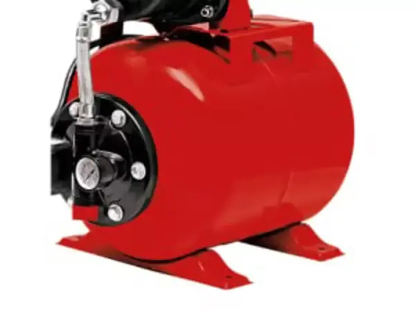 Boční pohled na červenou tlakovou nádobu domácí vodárny Einhell GC-WW 6538 Set.