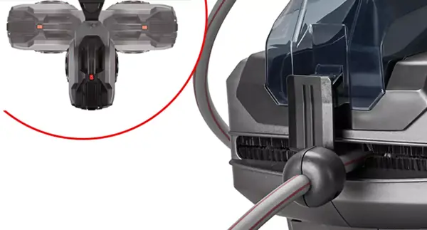 Bezdrátový hadicový naviják Einhell GE-HR 18/30-1 Li s funkcí otáčení, zobrazený ve třech polohách zhora.