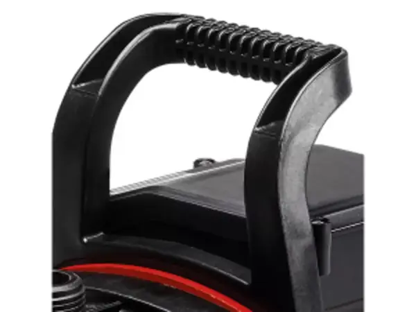 Černé madlo zahradního čerpadla Einhell GC-GP 6538 je viditelné nahoře na těle.