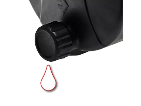 Otevřený vypouštěcí šroub zahradního čerpadla Einhell GC-GP 6538 s kapající vodou.