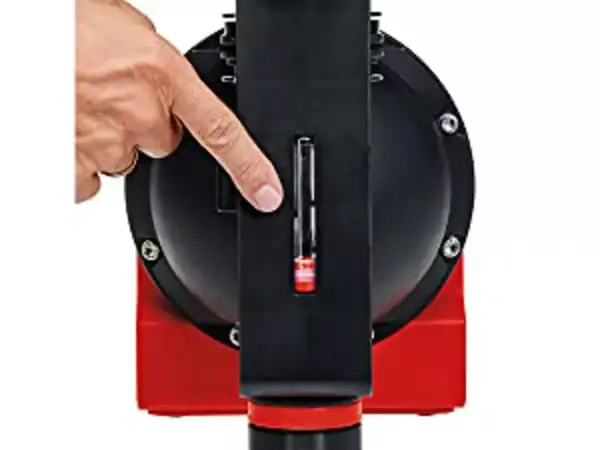 Ukazatel naplnění vodou zahradního čerpadla Einhell GE-GP 1246 N FS, prst ukazuje na průhledný indikátor hladiny vody.