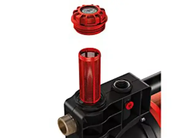 Předfiltr zahradního čerpadla Einhell GE-GP 1246 N FS s sejmutým červeným víkem na černém těle.