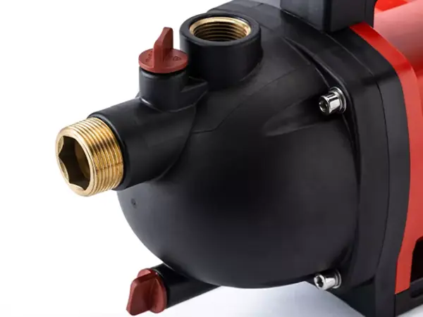 Kovový závit na sací a výtlačné straně zahradního čerpadla Einhell AQUINNA 36/30 pro připojení hadic.