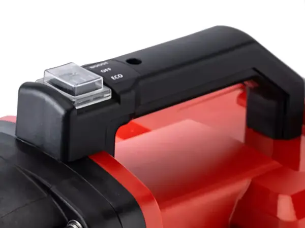 Detailní záběr přepínače se dvěma režimy výkonu na rukojeti zahradního čerpadla Einhell AQUINNA 36/30.