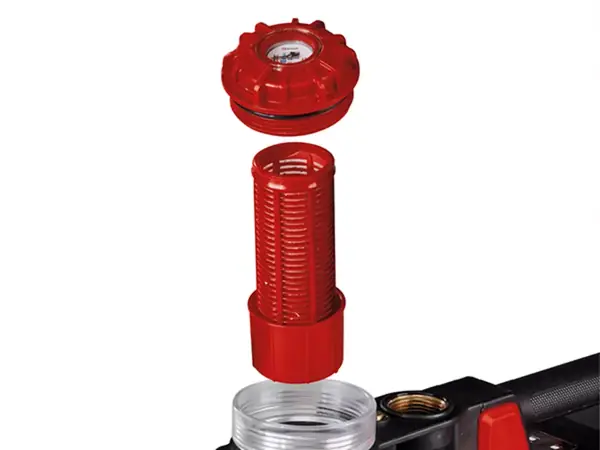 Detailansicht des roten Vorfilters der Einhell Akku-Gartenpumpe AQUINNA 18/30 F LED AUTOMATIC auf weißem Hintergrund.
