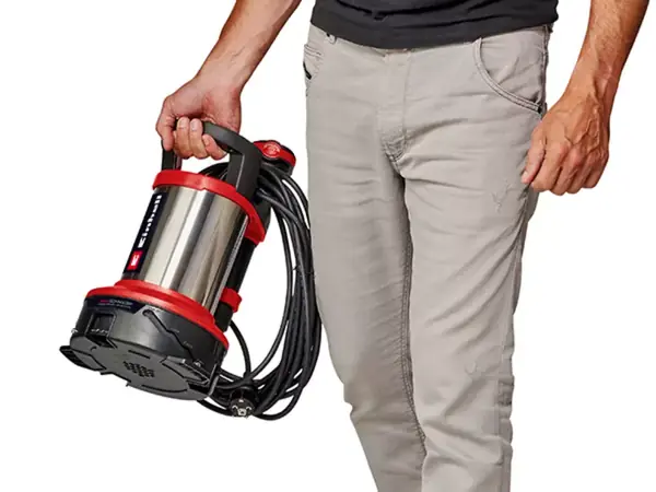 Osoba nese ponorné čerpadlo Einhell Flutset GE-DP 7535 N LL za černé madlo.