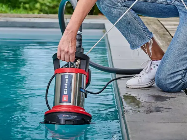 Ponorné čerpadlo Einhell Flutset GE-DP 7535 N LL je umisťováno k okraji bazénu do vody.