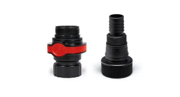 Dva černé plastové adaptéry se závitem a červeným kroužkem, vhodné pro ponorné čerpadlo Einhell Flutset GE-DP 7535 N LL.