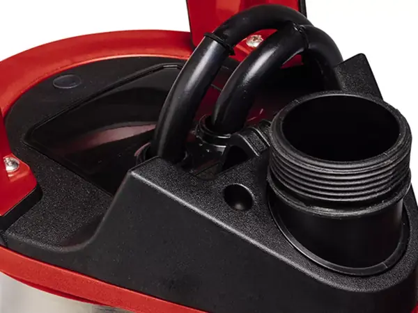 Detal części przyłączeniowej pompy do wody brudnej Einhell GE-DP 7535 N LL ECO z przepustem kabla i gwintem.