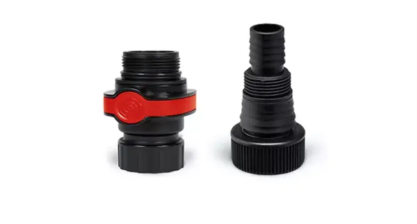 Dwa czarne adaptery z gwintem i czerwonym pierścieniem uszczelniającym do pompy do wody brudnej Einhell GE-DP 7535 N LL ECO.