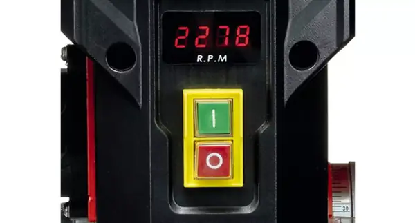 Detailní záběr digitálního ukazatele otáček s vypínačem stolní vrtačky Einhell TE-BD 550 E.