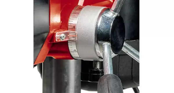 Detailní pohled na nastavení hloubky vrtání se stupnicí na stolní vrtačce Einhell TE-BD 550 E.