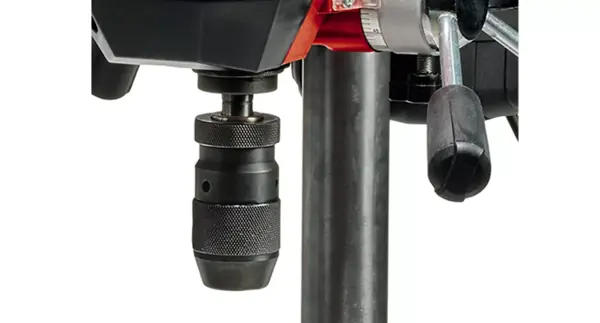 Detailní záběr sklíčidla s ozubeným věncem na stolní vrtačce Einhell TE-BD 550 E.