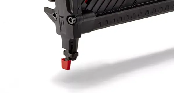 Detailní pohled na aku hřebíkovačku Einhell FIXETTO 18/50 N se zaměřením na bezpečnostní nos.