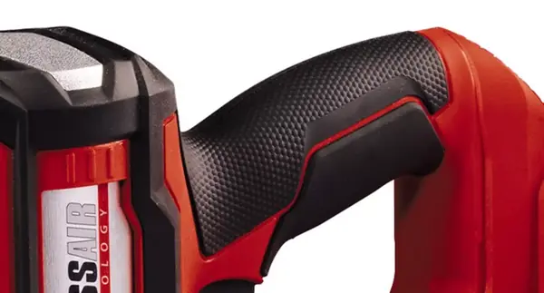 Rukojeť aku hřebíkovačky Einhell FIXETTO 18/50 N s protiskluzovou měkkou rukojetí Softgrip.