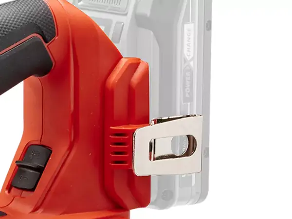 Detailní pohled na aku hřebíkovačku Einhell FIXETTO 18/50 N s namontovaným klipem na opasek.