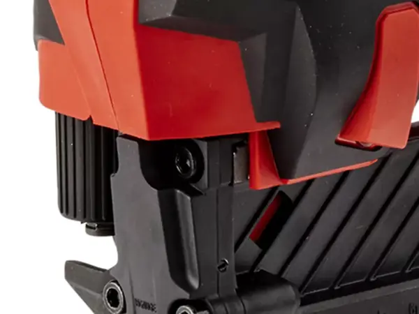 Detailní pohled na aku hřebíkovačku Einhell FIXETTO 18/50 N se zaměřením na ukazatel naplnění zásobníku.