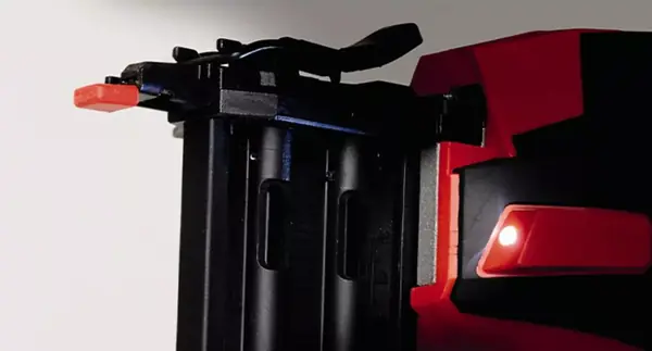 Detailní pohled na aku hřebíkovačku Einhell FIXETTO 18/50 N s rozsvíceným LED světlem na přední straně.
