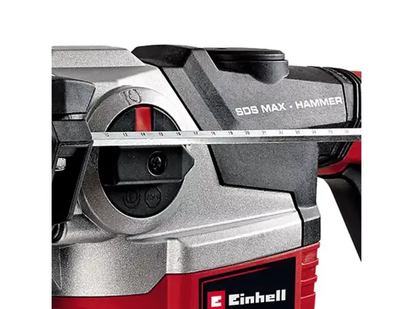 Detail pneumatického příklepového mechanismu s namontovaným dorazem hloubky na vrtacím kladivu Einhell TE-RH 38 3F.