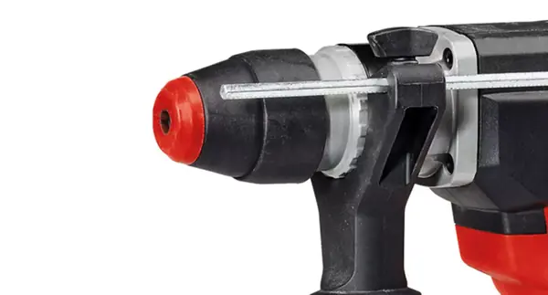 Detailní záběr na uchycení nástrojů SDS-Plus s dorazem hloubky vrtání na vrtacím kladivu Einhell TE-RH 32-1600 4F.