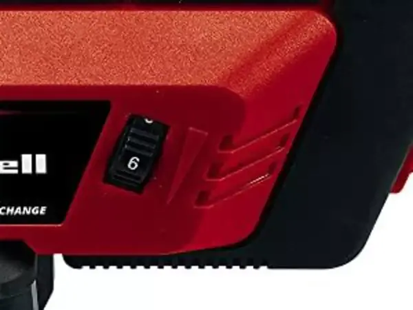 Detailní záběr akumulátorové brusky na sádrokarton Einhell TP-DW 18/225 Li s regulačním kolečkem elektroniky otáček.