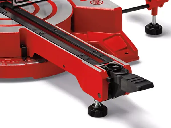 Rychlé nastavení pokosové a kapovací pily Einhell TC-SM 216 pro rychlou úpravu úhlu.