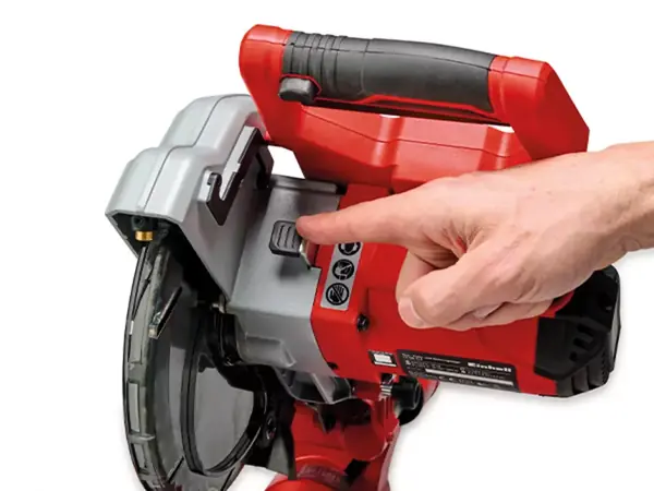 Aretační mechanismus vřetena na pile Einhell TC-SM 216 pro snadnou výměnu kotouče.