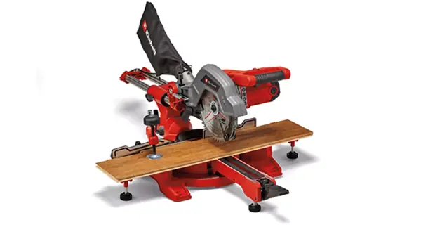 Pokosová a kapovací pila Einhell TC-SM 216 při práci s upnutým kusem dřeva na obou podpěrách.