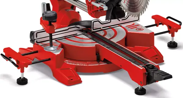 Pokosová a kapovací pila Einhell TC-SM 216 s vysunutým vedením a nastavitelnými podpěrami obrobku.