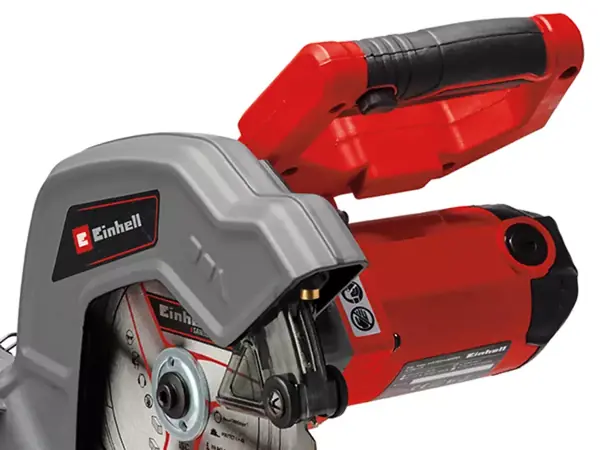 Laser pro vyznačení řezu na pile Einhell TC-SM 216 ukazuje přesnou linii řezu.