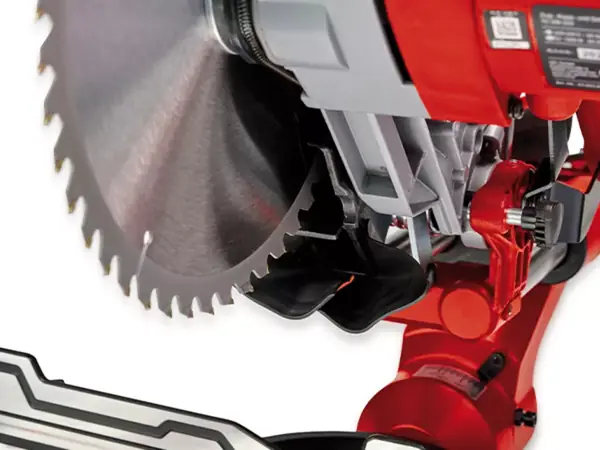 Detailní pohled na gumovou lamelu pokosové a kapovací pily Einhell TC-SM 254.