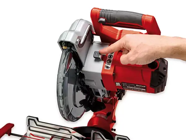 Detailní záběr aretace vřetena na pile Einhell TC-SM 254 při použití.