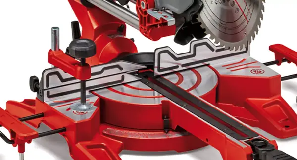 Pokosová a kapovací pila Einhell TC-SM 254 s upevněným obrobkem a upínacím zařízením.